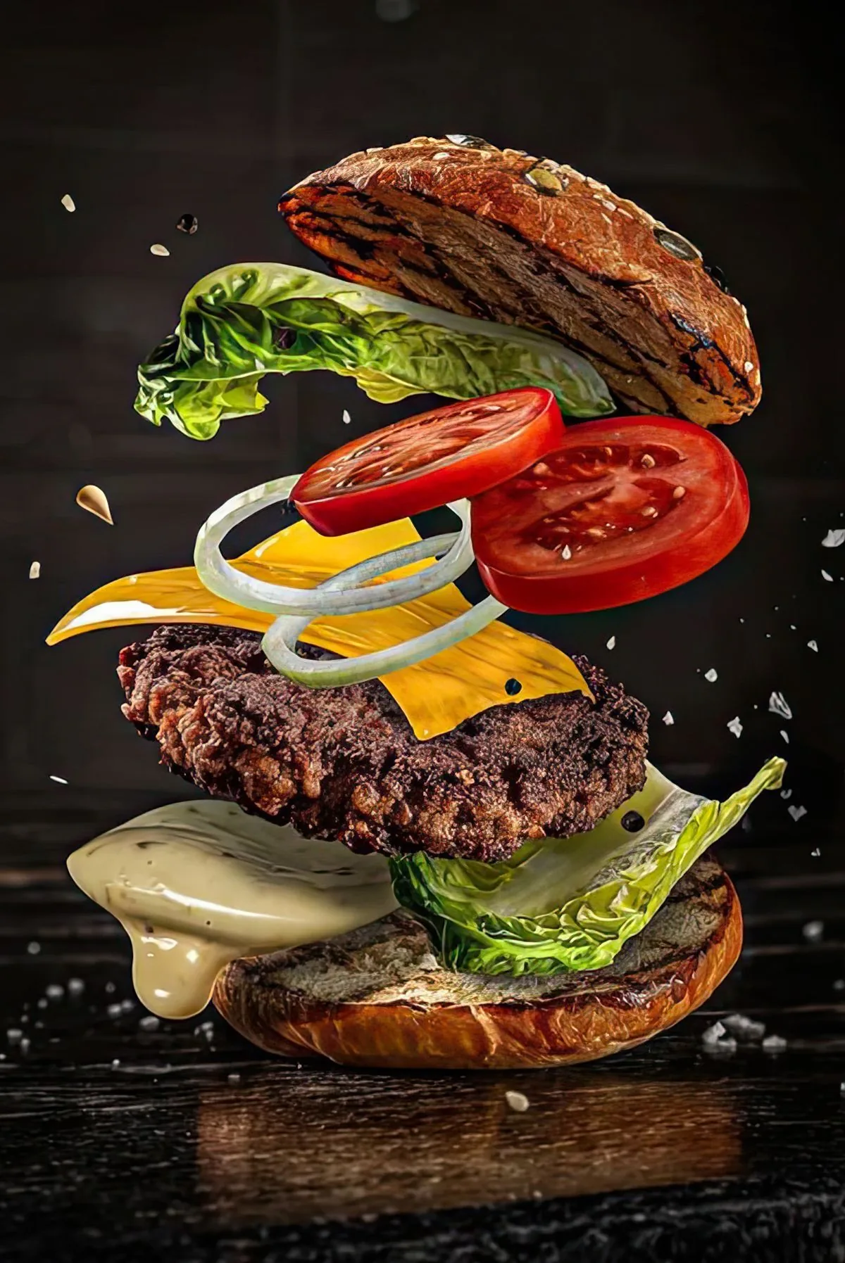 Ingredienti del burger sospesi in aria